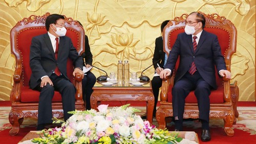 Laotischer Generalsekretär Sisoulith trifft ehemaligen KPV-Generalsekretär Nong Duc Manh - ảnh 1