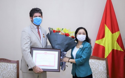 Ehrung des Leiters des UNESCO-Büros in Vietnam mit Erinnerungsorden  - ảnh 1