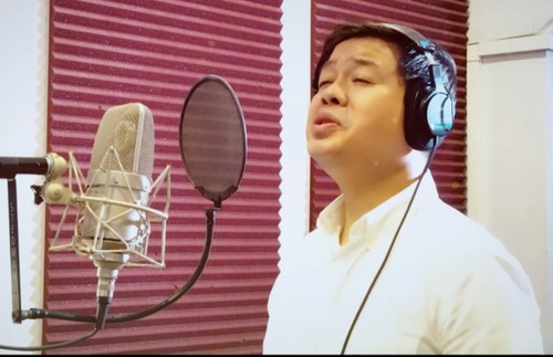 Sänger Dang Duong ermutigt den Geist der Covid-19-Bekämpfung durch das Lied “Warten auf Siegestag” - ảnh 1