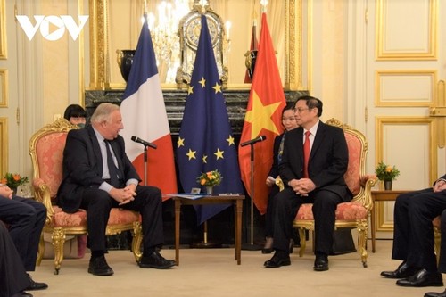 Premierminister Pham Minh Chinh führt hochrangige Treffen bei Frankreichbesuch - ảnh 1