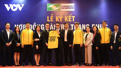 Fußballklub SLNA unterzeichnet Vertrag mit Partnern vietnamesischer Fußballmannschaft - ảnh 1