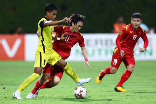 Überzeugender Sieg der vietnamesischen Fußballmannschaft gegen Malaysia - ảnh 1