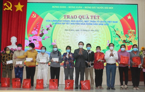 Vizeparlamentspräsident Nguyen Khac Dinh überreicht Neujahrsgeschenke an arme Familien in Khanh Hoa - ảnh 1