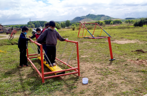 Spielplätze für Kinder in entlegenen Dörfern - ảnh 1