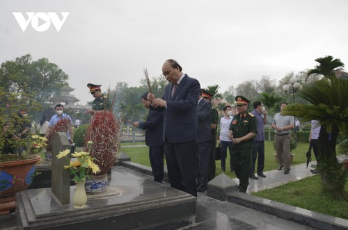 Staatspräsident Nguyen Xuan Phuc zündet Räucherstäbchen zum Gedenken an gefallene Soldaten im Nationalfriedhof A1 an - ảnh 1