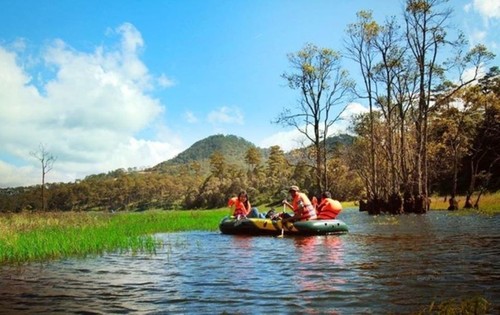 Traumhafte Schönheit des Tuyen Lam-Sees in Da Lat - ảnh 7