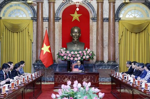 Staatspräsident Nguyen Xuan Phuc empfängt den laotischen Minister, Leiter des Staatspräsidentenbüros - ảnh 1