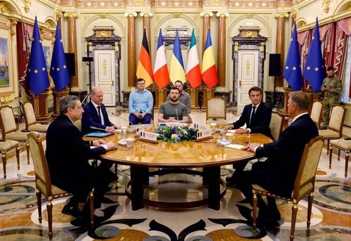EU-Spitzenpolitiker unterstützen die Vergabe des Kandidatenstatus an die Ukraine - ảnh 1
