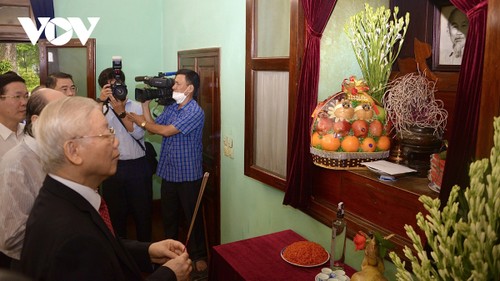 KPV-Generalsekretär Nguyen Phu Trong zündet Räucherstäbchen zum Gedenken an Präsident Ho Chi Minh an - ảnh 1