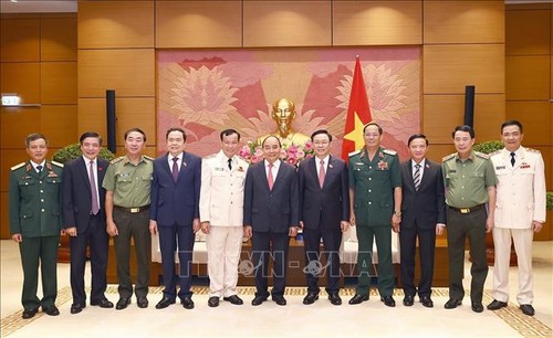 Staats- und Parlamentspräsident nehmen an Feier zum 30. Gründungstag des Parlamentsausschusses für Verteidigung teil - ảnh 1