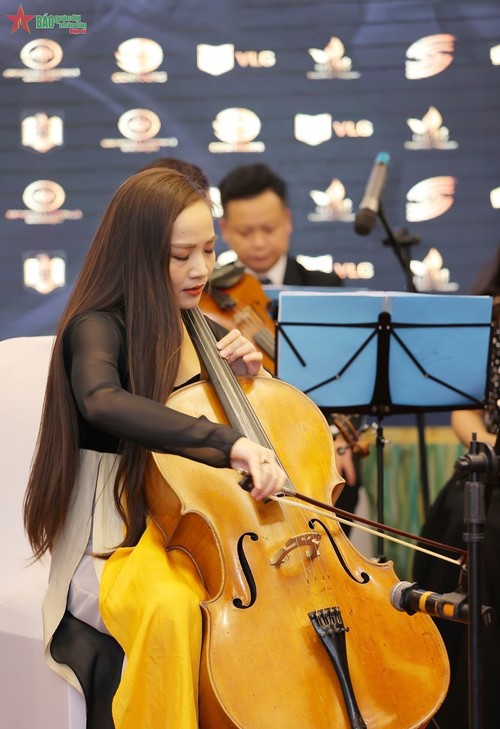 Rumänienisches Sinfonieorchester tritt mit vietnamesischen Künstlern auf - ảnh 1