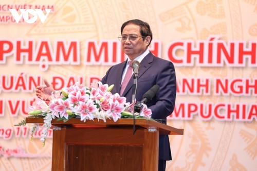 Premierminister Pham Minh Chinh trifft Mitarbeiter der vietnamesischen Botschaft in Kambodscha - ảnh 1
