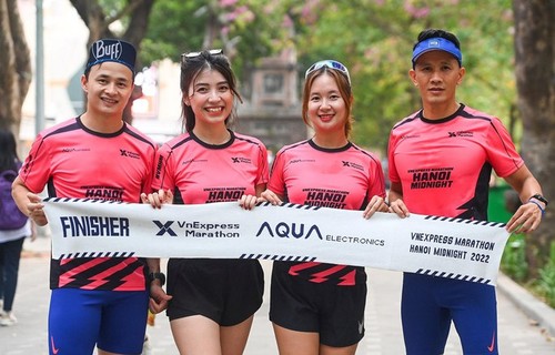 10.000 Sportler nehmen am Marathonlauf VnExpress Hanoi Midnight 2022 teil - ảnh 1