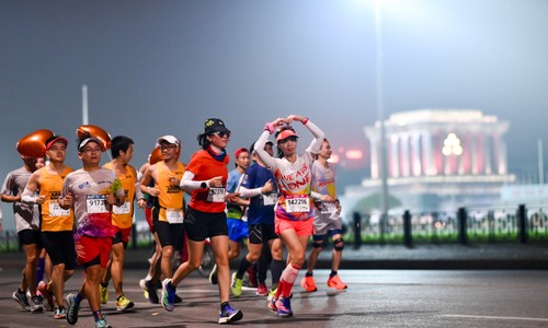 Marathonlauf Vnexpress Hanoi Midnight überreicht 134 Preise an Läufer - ảnh 1
