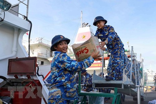 Soldaten und Bewohnern auf Inselgruppe Truong Sa die Stimmung des Neujahrsfests Tet bringen - ảnh 1