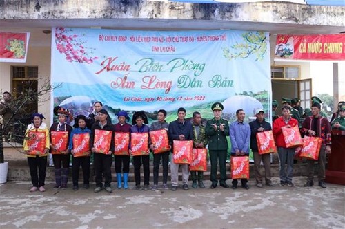 Kunstprogramm für Grenzsoldaten und Bewohner im Grenzgebiet in Lai Chau  - ảnh 1