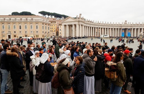 Zehntausende Menschen nehmen im Vatikan Abschied vom ehemaligen Papst Benedikt XVI. - ảnh 1