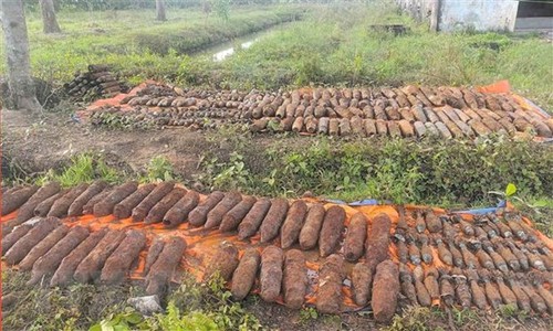 Bomben, Minen und Blindgängern bei mehr als 50 Hektar Fläche im Kreis A Luoi ausräumen - ảnh 1