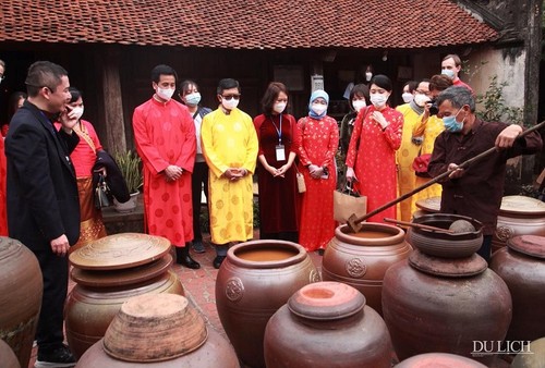 Ausländische Botschafter erleben Neujahrsfest Tet im alten Dorf Duong Lam - ảnh 1