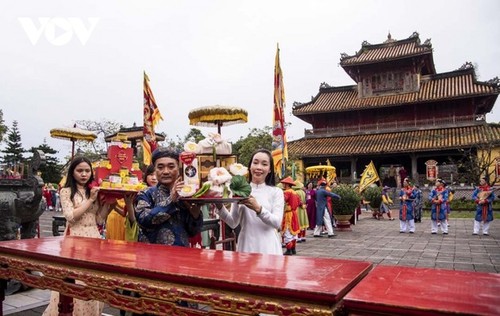 Umzug von Opfergaben „Huong Xuan” in den königlichen Hof von Hue - ảnh 9