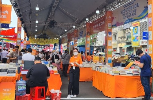 Buchstraßenfest zieht 800.000 Besucher in Ho Chi Minh Stadt an - ảnh 1