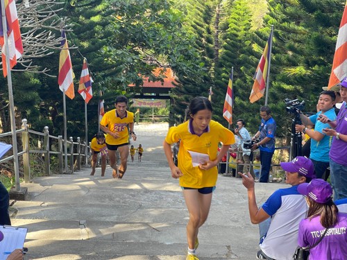 Mehr als 300 Sportler beteiligen sich am Bergsteigenwettbewerb Ta Cu  - ảnh 1