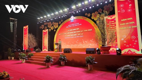 Der Premierminister nimmt an Zeremonie zum Start der Neujahrsarbeit am Tan Cang Cat Lai-Containerterminal teil - ảnh 1
