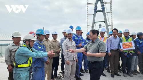 Premierminister Pham Minh Chinh überprüft Autobahnprojekt im Mekong-Delta - ảnh 1