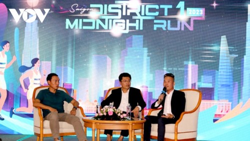 Erster Marathonlauf District 1 Midnight Run 2023 in Ho Chi Minh Stadt - ảnh 1