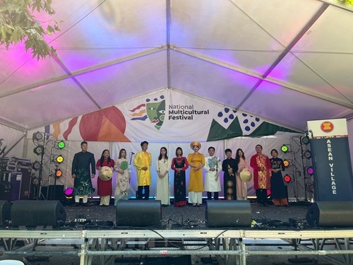 Vietnamesische Tracht Ao Dai beim Multikulturfest in Canberra - ảnh 1