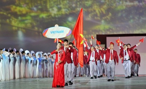 Schwimmer Nguyen Huy Hoang ist Fahnenträger Vietnams bei den SEA Games 32  - ảnh 1