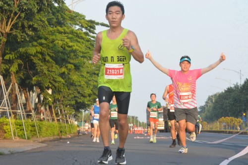 Fast 2000 Läufer beteiligen sich am Marathonlauf in Dak Lak 2023 - ảnh 1