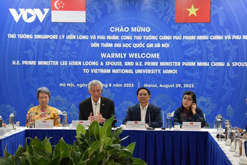 Premierminister Vietnams und Singapurs besucht die Nationaluniversität Hanoi - ảnh 1