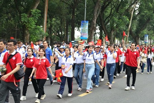 5000 Menschen nehmen am Gehwettbewerb zur Unterstützung der Bedürftigen in Can Tho teil - ảnh 1
