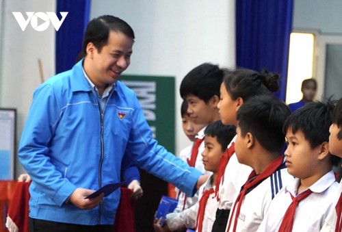 Jugendverband bringt zwei Grenzkreisen der Provinz Kon Tum die Stimmung des Neujahrsfests Tet - ảnh 1