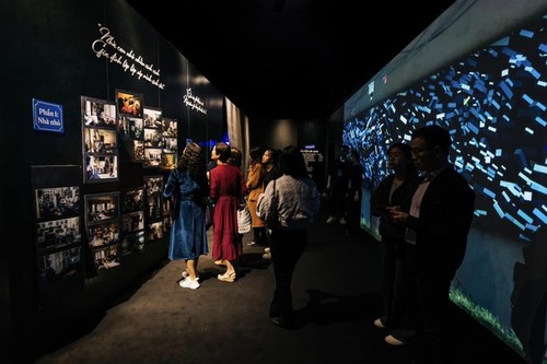Fast 3000 Menschen besuchen die multimediale Ausstellung “Strömung Hanois” - ảnh 1