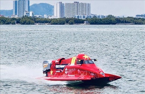 Vietnams Team belegt den ersten Platz des Formel 1-Motorbootrennens in Binh Dinh  - ảnh 1
