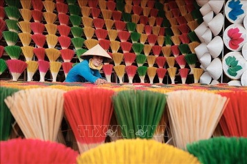 Das Dorf zur Herstellung von Räucherstäbchen Thuy Xuan – ein beliebtes Besuchsziel in Hue - ảnh 3