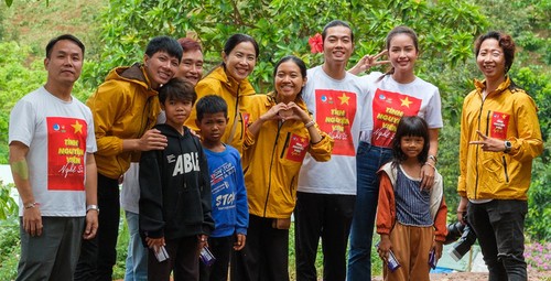 60 Künstler von Ho Chi Minh Stadt bringen Kindern in Dak Nong ein Lächeln - ảnh 1