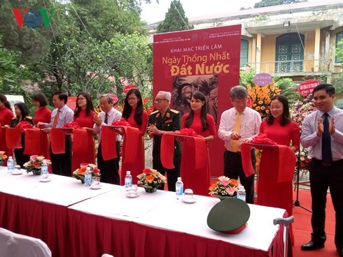 Exhibition marks Reunification Day - ảnh 1