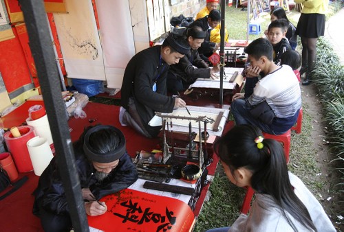 Tet tradition keeps calligraphy alive - ảnh 1