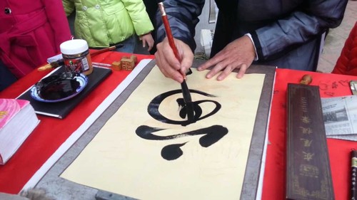 Tet tradition keeps calligraphy alive - ảnh 2