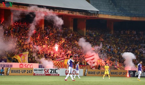 Hanoi FC captain condemns flares - ảnh 1