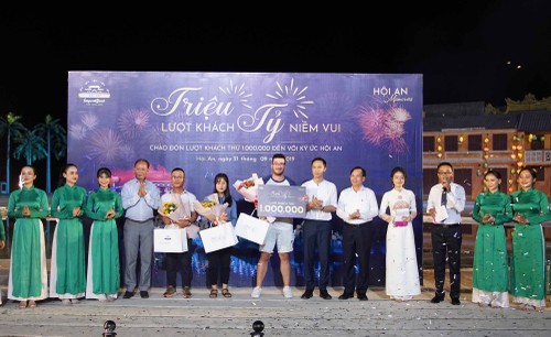 “Hoi An Memories” show welcomes one millionth visitor - ảnh 2