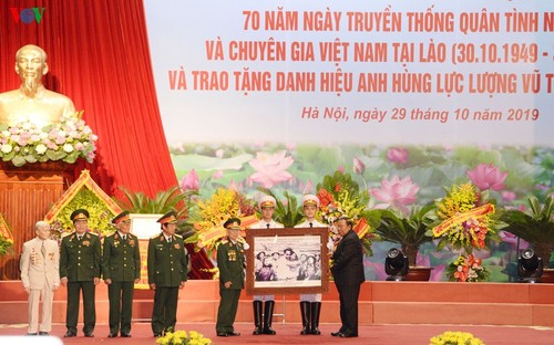 Vietnamese volunteer soldiers, experts in Laos honored - ảnh 1