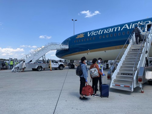 Vietnam repatriates 500 more citizens from Europe, US - ảnh 2