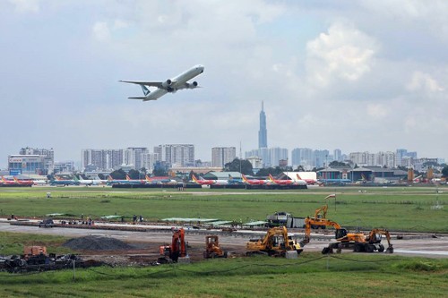 HCM city airport runway upgrade sees November finish - ảnh 1