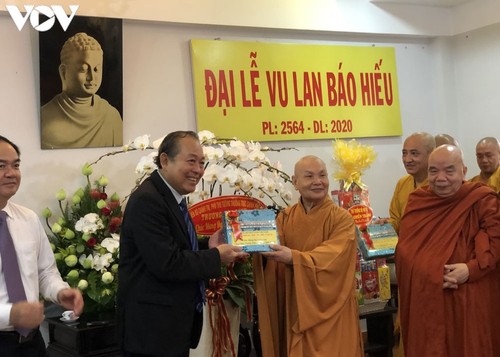 Government leader extends greetings to Buddhist dignitaries on festival of filial piety - ảnh 1