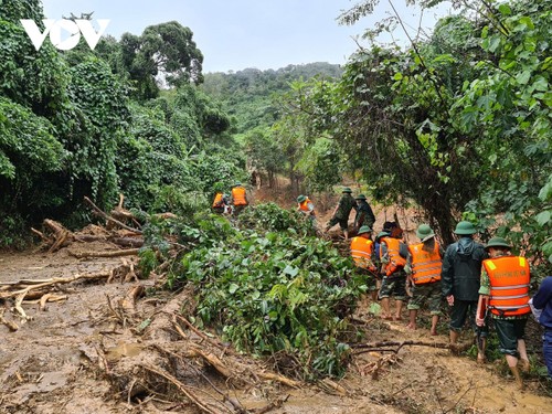 Landslide buries 22 army personnel in Quang Tri province  - ảnh 1