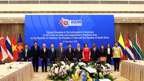 ASEAN Ministers meet ahead of 37th ASEAN Summit  - ảnh 2